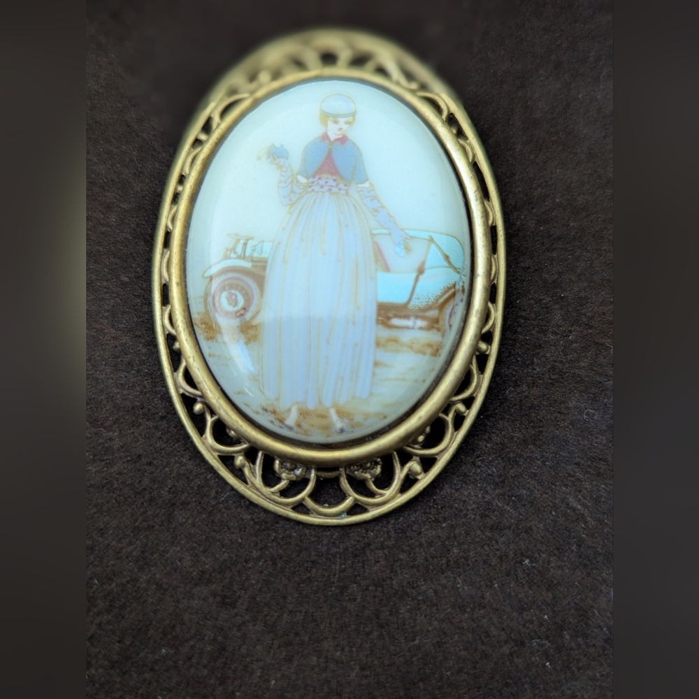 Vintage Gold Cameo Brooch